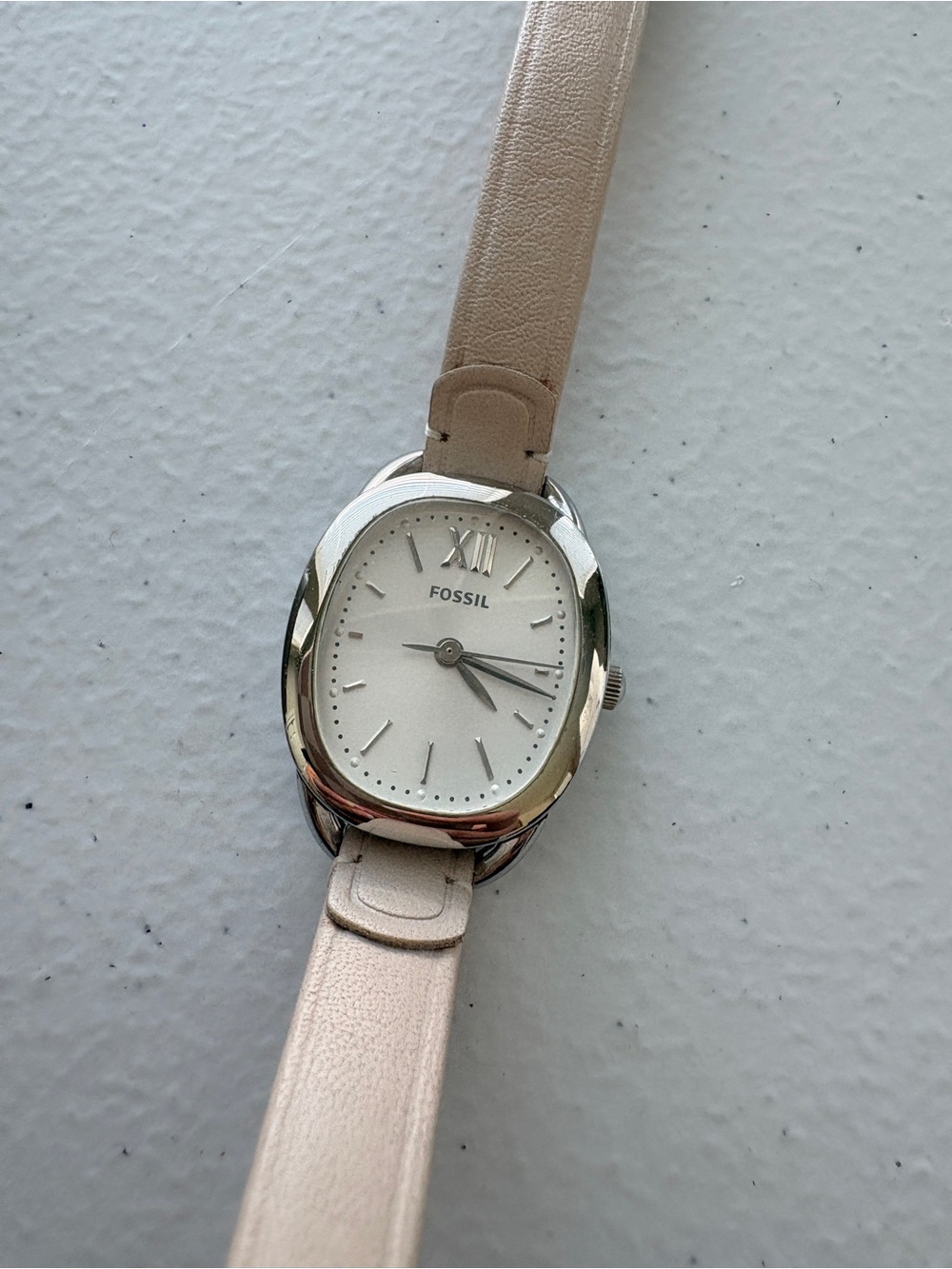 Fossil Ladies Silver-Tone Case Watch Beige Leather Strap NWOT - Picture 3 of 4